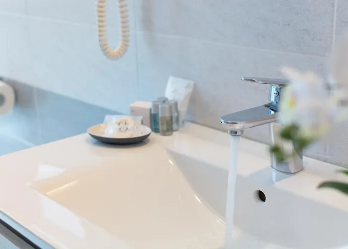 מלון דירות 4 Star Train Station - Self Check-in 4*